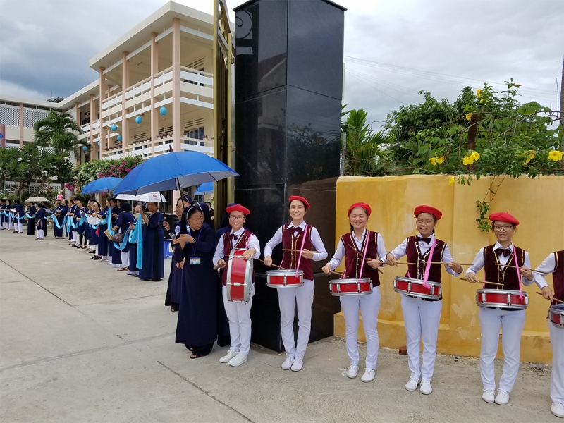 The IHM congregation welcome BVMs Teri Hadro and Kate Hendel to Vietnam.